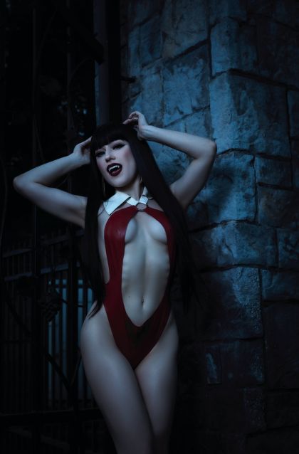 Vampirella vs. The Superpowers #4 – Cosplay Incentive Virgin Variant (1:15) (Dynamite Entertainment, 2023)